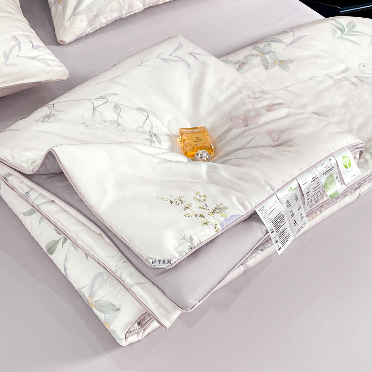 91家纺网 家纺一手货源 找家纺 尊妙被业 2026春夏新款莱赛尔天丝夏被蚕蛹蛋白夏被夏凉被空调被四件套-印花款 林屿间-粉