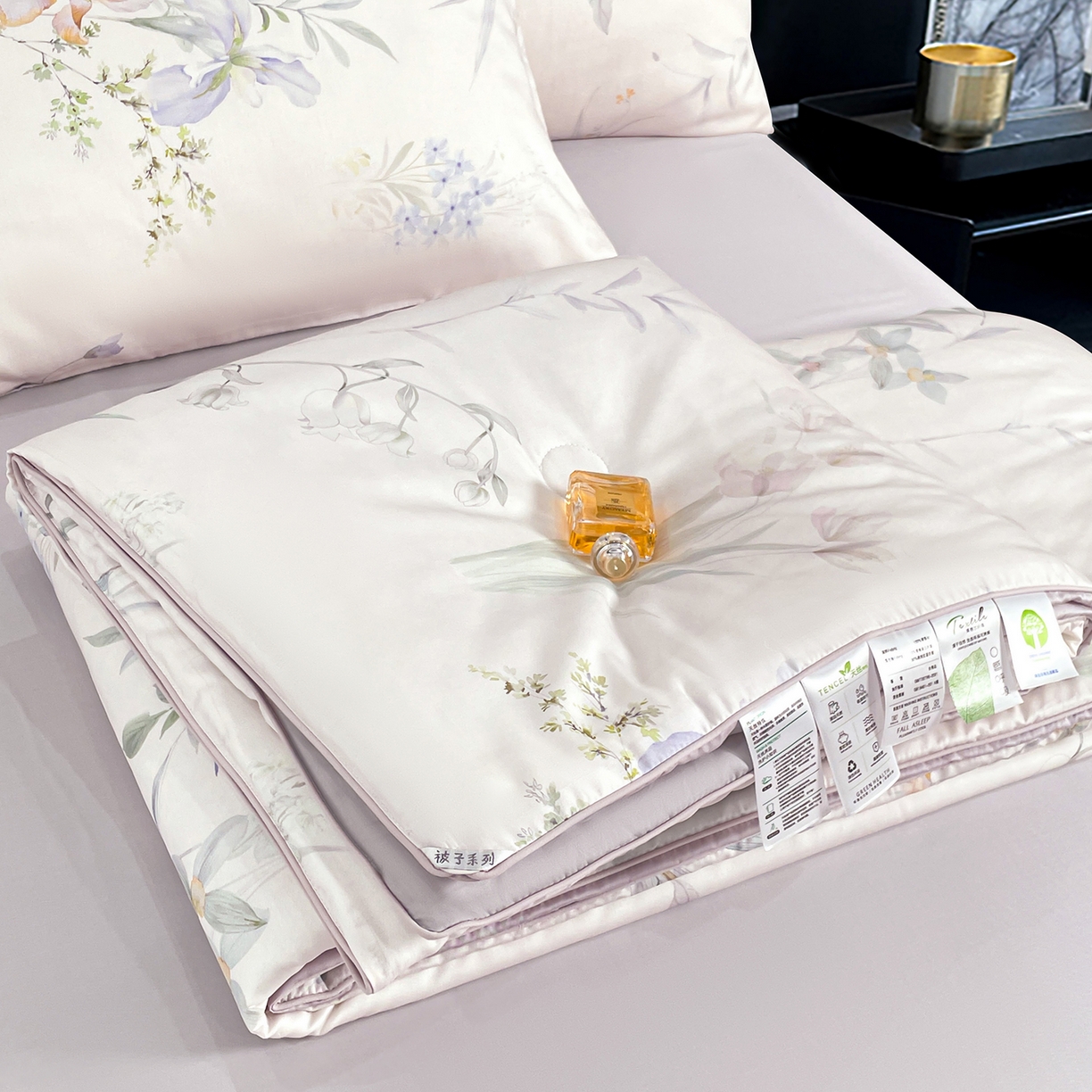 91家纺网 家纺一手货源 找家纺 尊妙被业 2026春夏新款莱赛尔天丝夏被蚕蛹蛋白夏被夏凉被空调被四件套-印花款 林屿间-粉