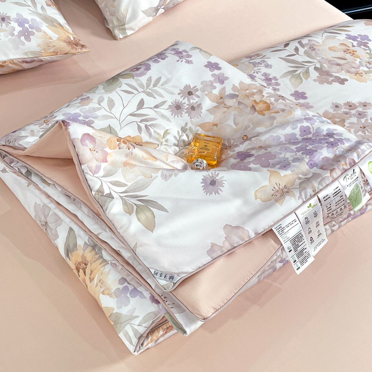 91家纺网 家纺一手货源 找家纺 尊妙被业 2026春夏新款莱赛尔天丝夏被蚕蛹蛋白夏被夏凉被空调被四件套-印花款 林语花夏-米
