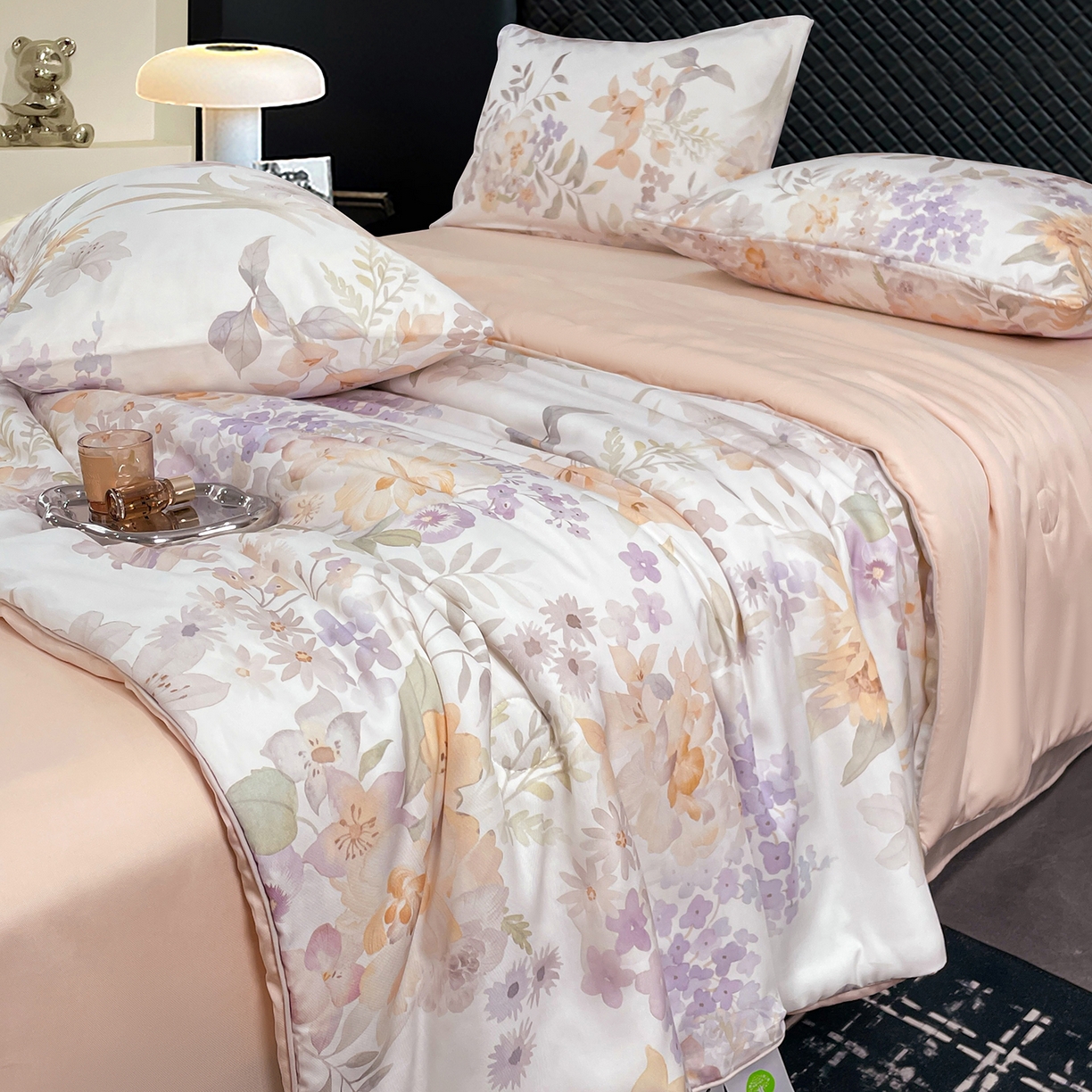 91家纺网 家纺一手货源 找家纺 尊妙被业 2026春夏新款莱赛尔天丝夏被蚕蛹蛋白夏被夏凉被空调被四件套-印花款 林语花夏-米