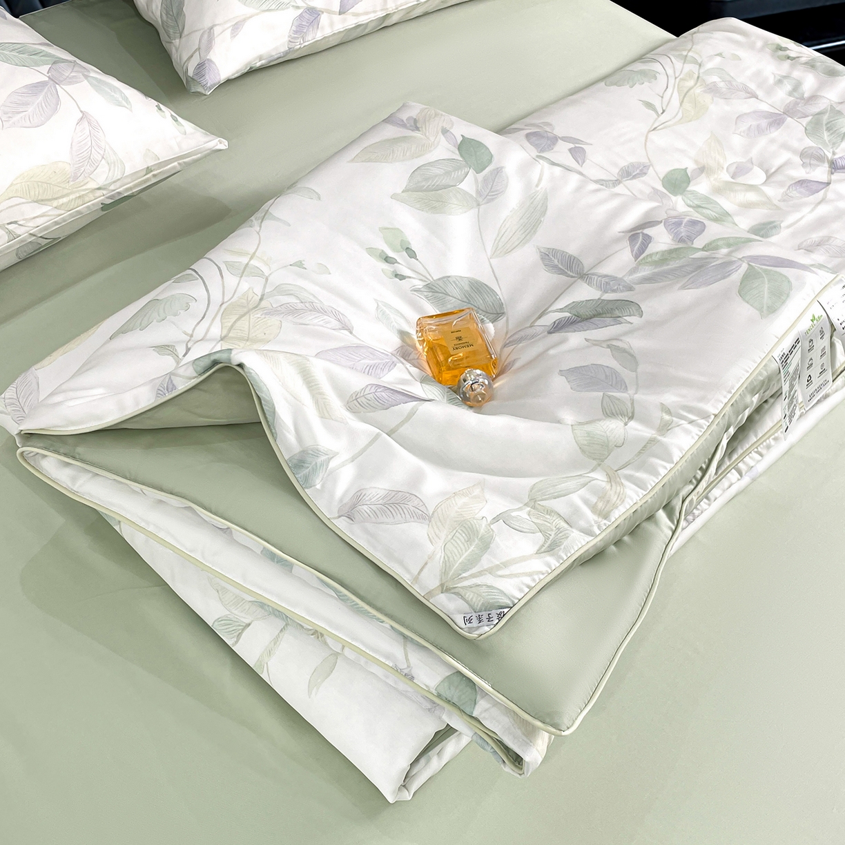 91家纺网 家纺一手货源 找家纺 尊妙被业 2026春夏新款莱赛尔天丝夏被蚕蛹蛋白夏被夏凉被空调被四件套-印花款 柳语素枝-绿
