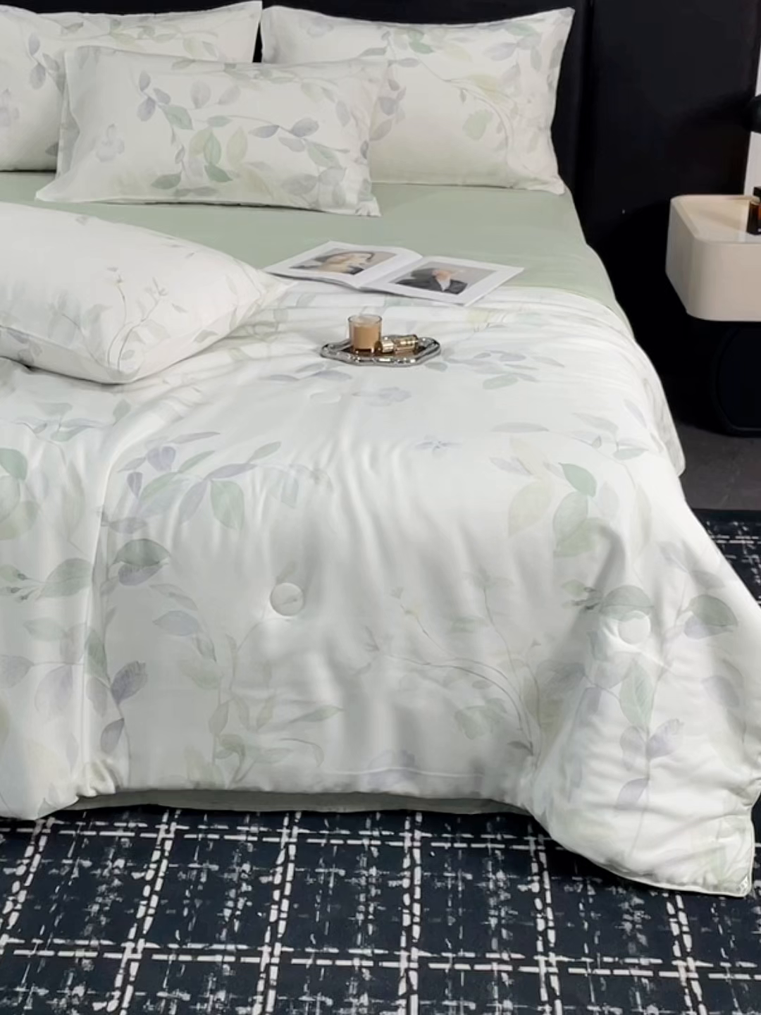 91家纺网 家纺一手货源 找家纺 尊妙被业 2026春夏新款莱赛尔天丝夏被蚕蛹蛋白夏被夏凉被空调被四件套-印花款 柳语素枝-绿