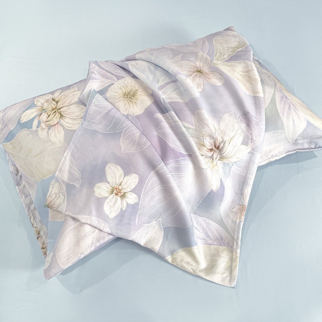 91家纺网 家纺一手货源 找家纺 尊妙被业 2026春夏新款莱赛尔天丝夏被蚕蛹蛋白夏被夏凉被空调被四件套-印花款 叶间绒雪-兰