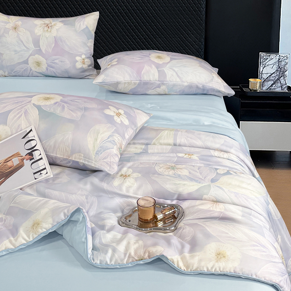 91家纺网 家纺一手货源 找家纺 尊妙被业 2026春夏新款莱赛尔天丝夏被蚕蛹蛋白夏被夏凉被空调被四件套-印花款 叶间绒雪-兰