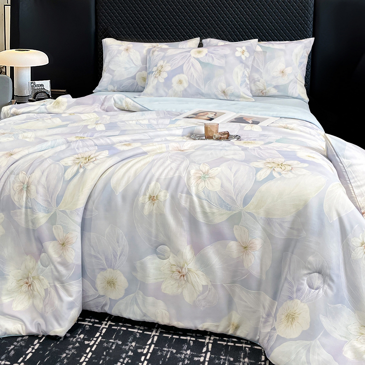 91家纺网 家纺一手货源 找家纺 尊妙被业 2026春夏新款莱赛尔天丝夏被蚕蛹蛋白夏被夏凉被空调被四件套-印花款 叶间绒雪-兰