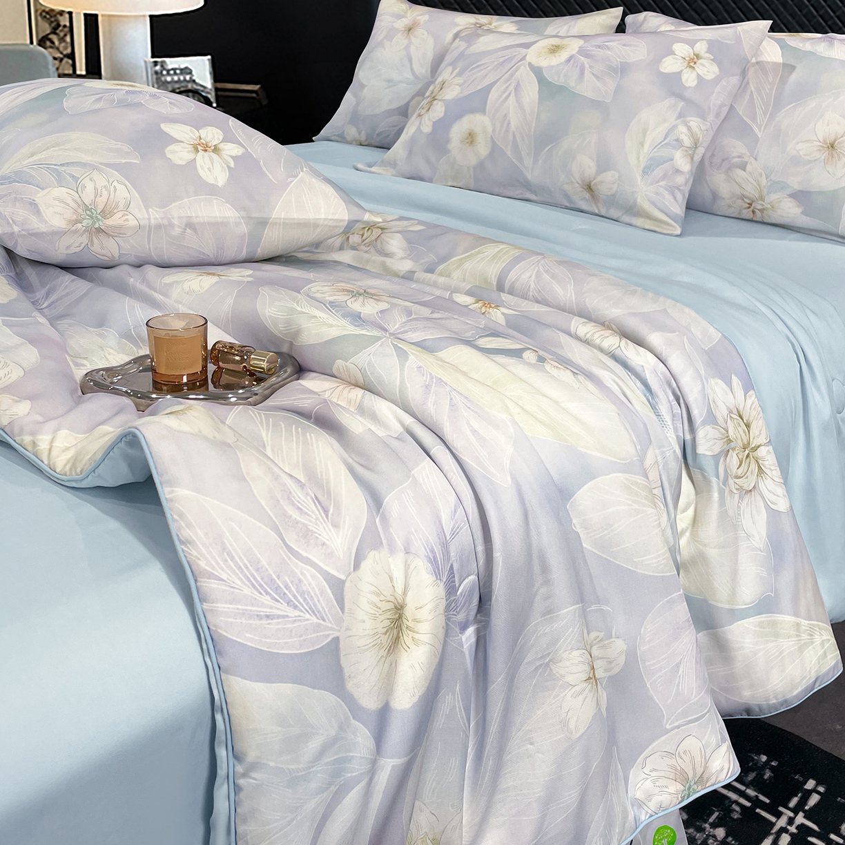 91家纺网 家纺一手货源 找家纺 尊妙被业 2026春夏新款莱赛尔天丝夏被蚕蛹蛋白夏被夏凉被空调被四件套-印花款 叶间绒雪-兰