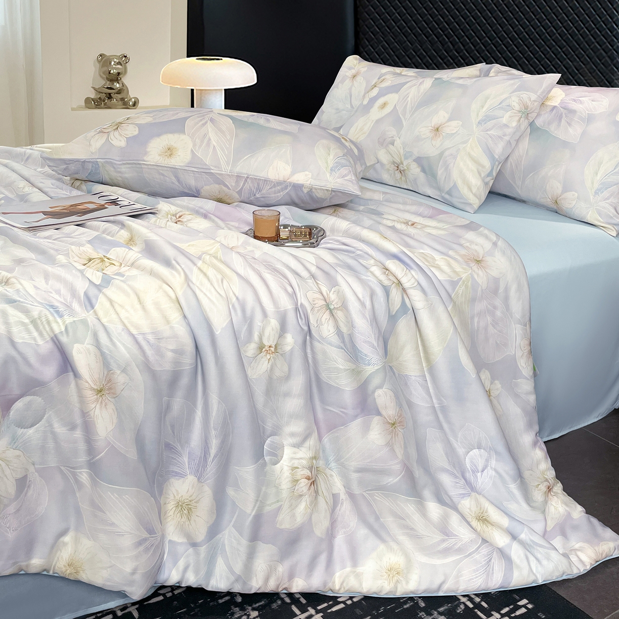 91家纺网 家纺一手货源 找家纺 尊妙被业 2026春夏新款莱赛尔天丝夏被蚕蛹蛋白夏被夏凉被空调被四件套-印花款 叶间绒雪-兰