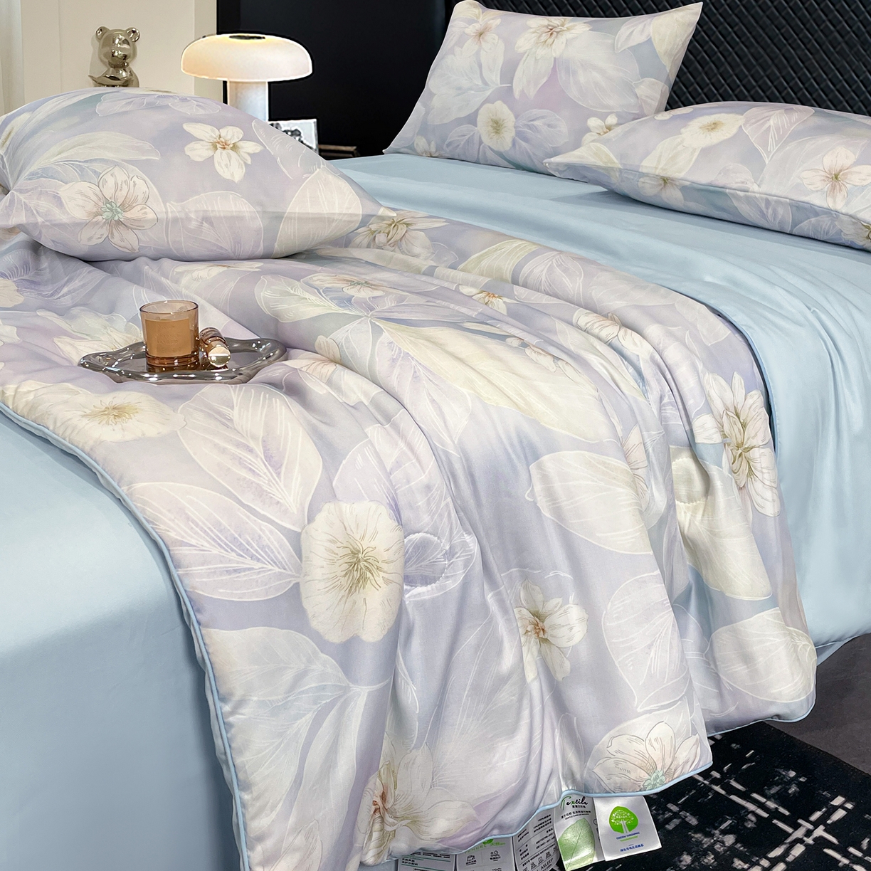 91家纺网 家纺一手货源 找家纺 尊妙被业 2026春夏新款莱赛尔天丝夏被蚕蛹蛋白夏被夏凉被空调被四件套-印花款 叶间绒雪-兰