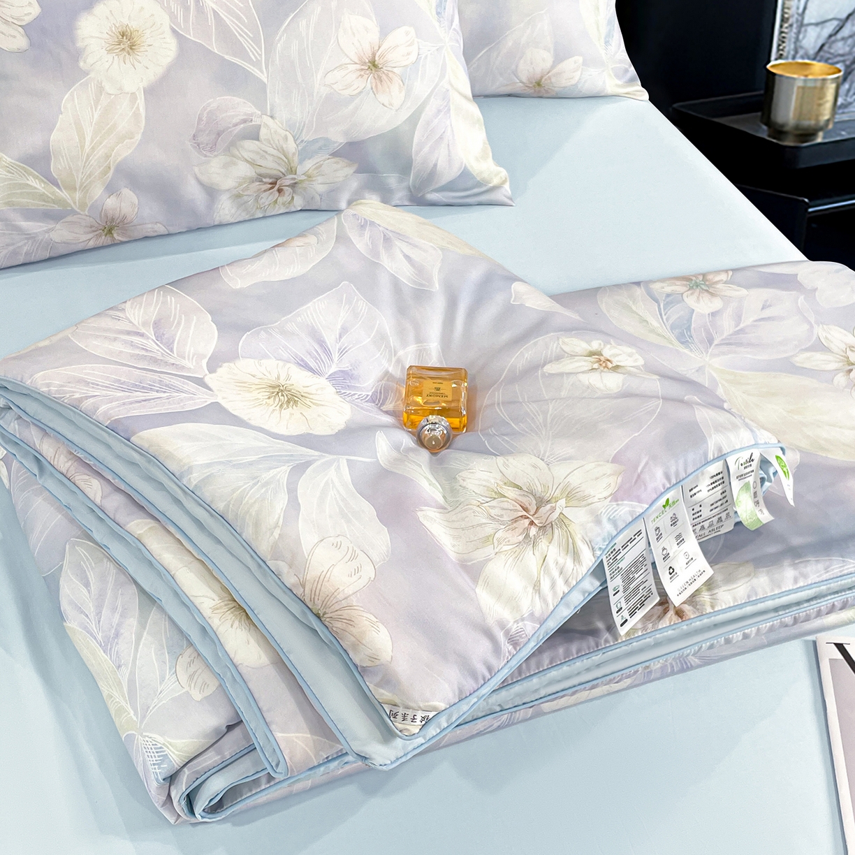 91家纺网 家纺一手货源 找家纺 尊妙被业 2026春夏新款莱赛尔天丝夏被蚕蛹蛋白夏被夏凉被空调被四件套-印花款 叶间绒雪-兰