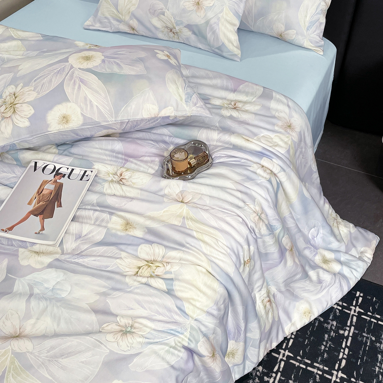 91家纺网 家纺一手货源 找家纺 尊妙被业 2026春夏新款莱赛尔天丝夏被蚕蛹蛋白夏被夏凉被空调被四件套-印花款 叶间绒雪-兰