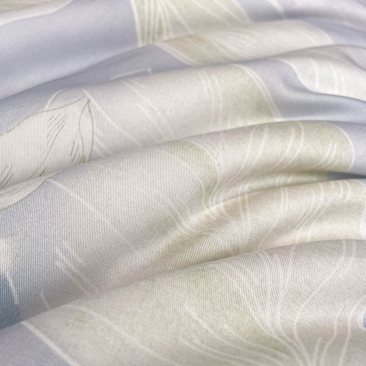 91家纺网 家纺一手货源 找家纺 尊妙被业 2026春夏新款莱赛尔天丝夏被蚕蛹蛋白夏被夏凉被空调被四件套-印花款 叶间绒雪-兰