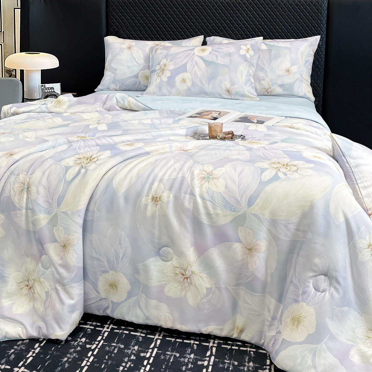 91家纺网 家纺一手货源 找家纺 尊妙被业 2026春夏新款莱赛尔天丝夏被蚕蛹蛋白夏被夏凉被空调被四件套-印花款 叶间绒雪-兰