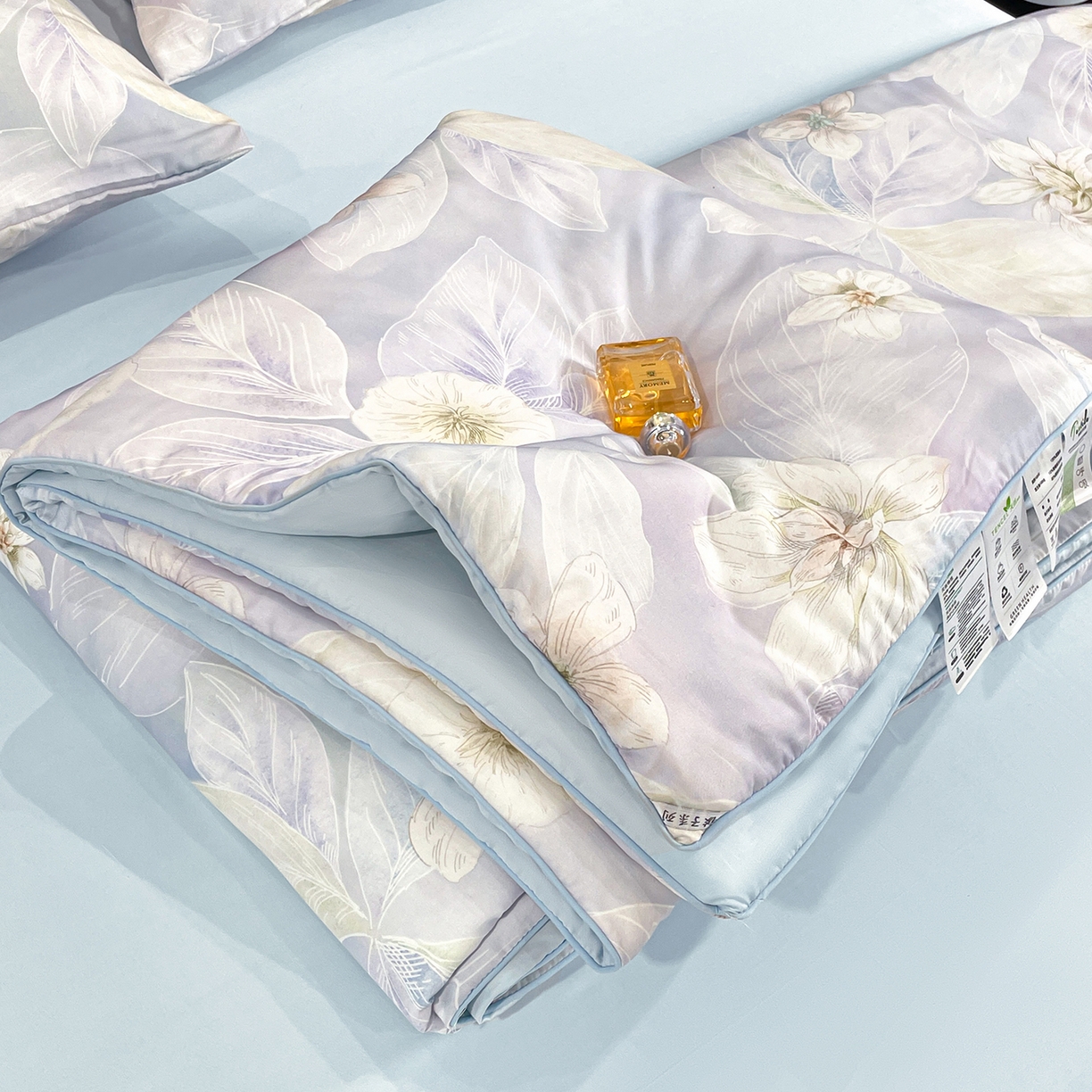 91家纺网 家纺一手货源 找家纺 尊妙被业 2026春夏新款莱赛尔天丝夏被蚕蛹蛋白夏被夏凉被空调被四件套-印花款 叶间绒雪-兰