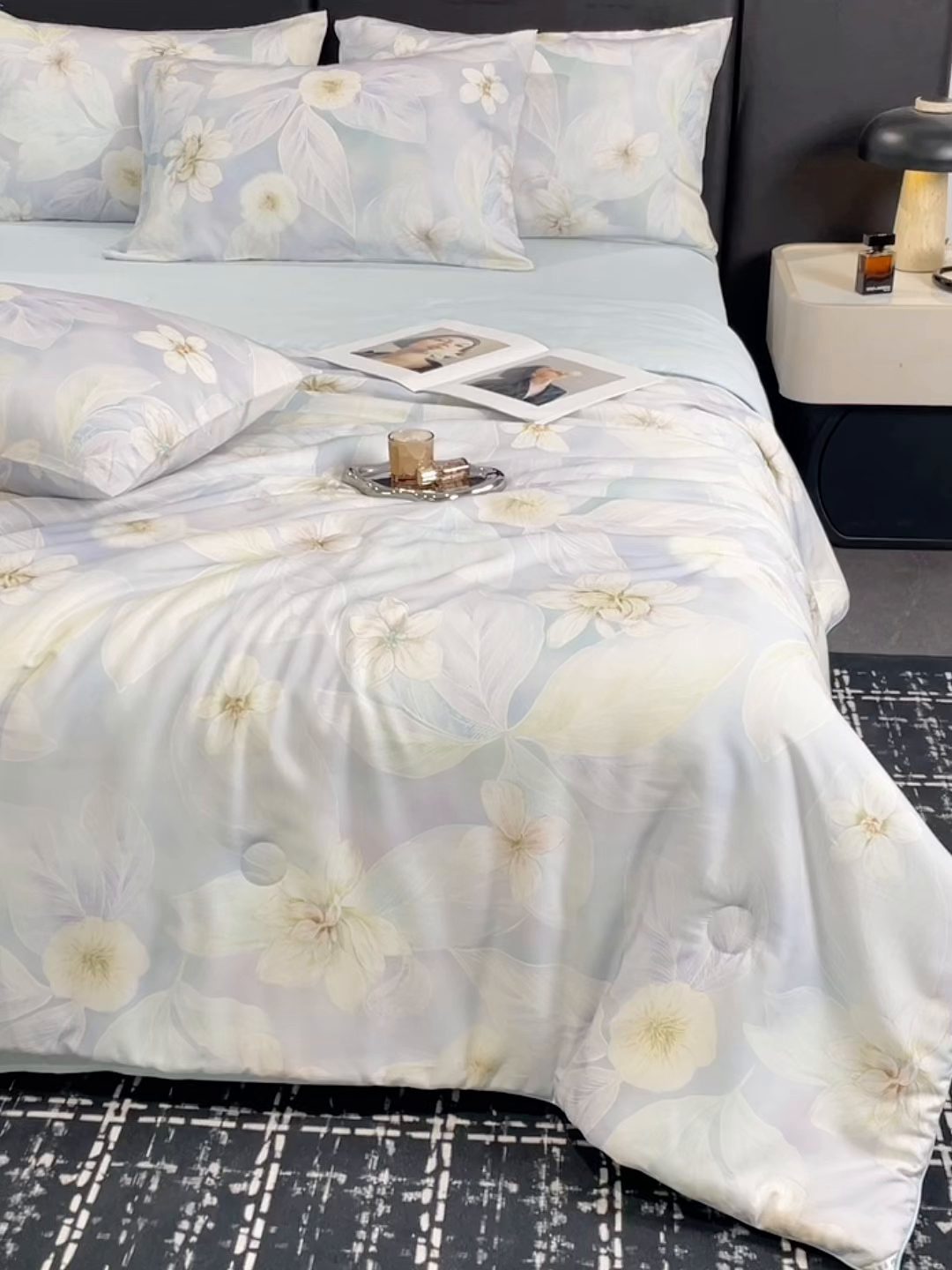 91家纺网 家纺一手货源 找家纺 尊妙被业 2026春夏新款莱赛尔天丝夏被蚕蛹蛋白夏被夏凉被空调被四件套-印花款 叶间绒雪-兰