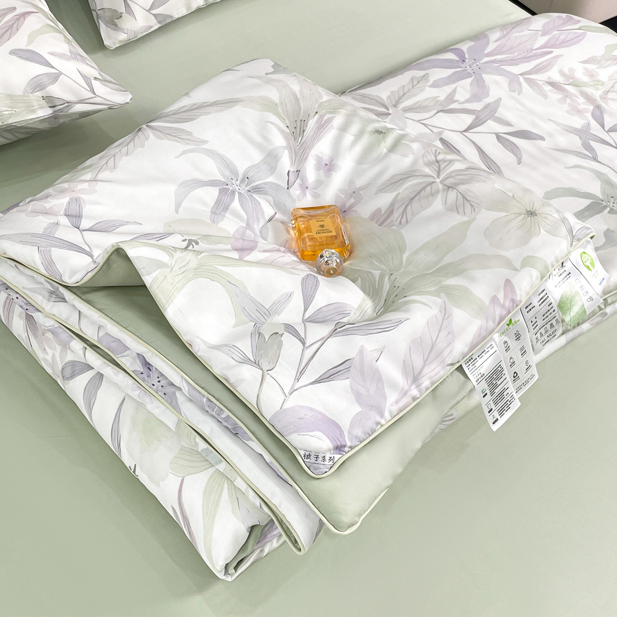 91家纺网 家纺一手货源 找家纺 尊妙被业 2026春夏新款莱赛尔天丝夏被蚕蛹蛋白夏被夏凉被空调被四件套-印花款 自然低语-绿