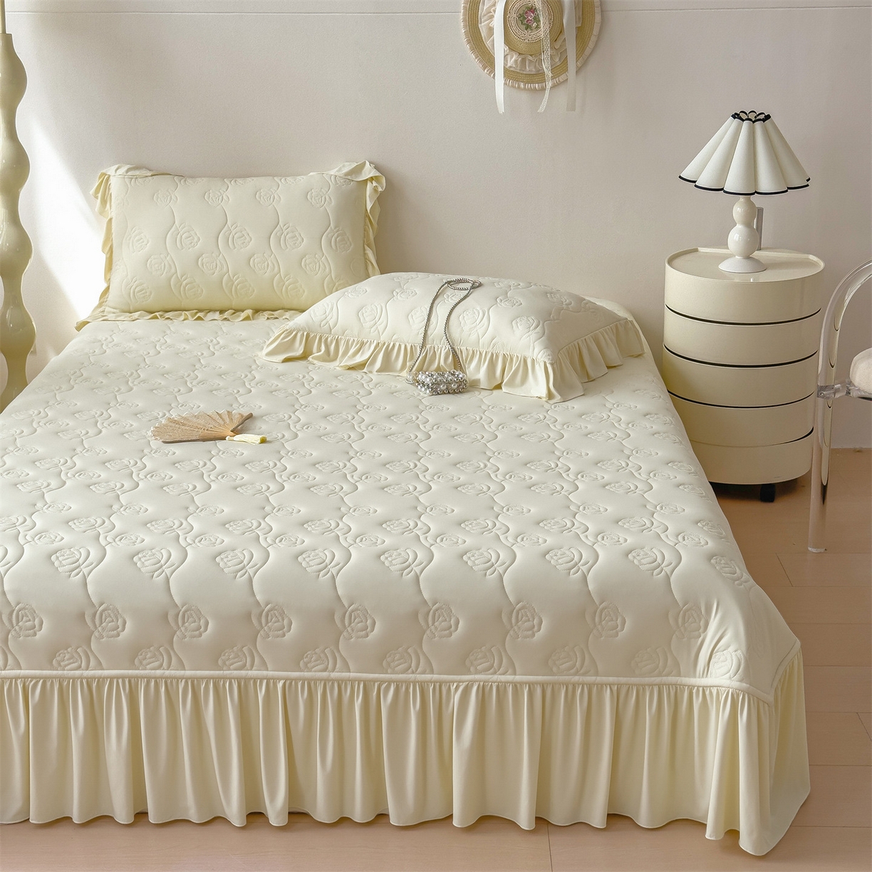 91家纺网 家纺一手货源 找家纺 雯豆家纺 【10A抗菌】2026新款氨纶凉感丝花边床裙床盖夏季冰感床罩+花边夏被四件套 氨纶花边床裙-奶黄