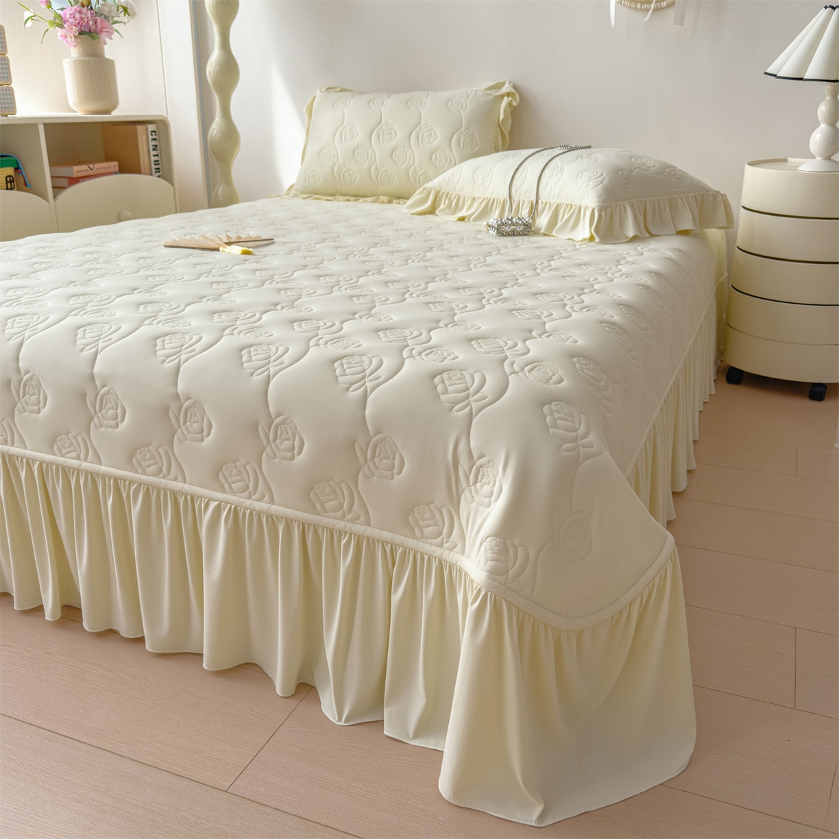 91家纺网 家纺一手货源 找家纺 雯豆家纺 【10A抗菌】2026新款氨纶凉感丝花边床裙床盖夏季冰感床罩+花边夏被四件套 氨纶花边床裙-奶黄