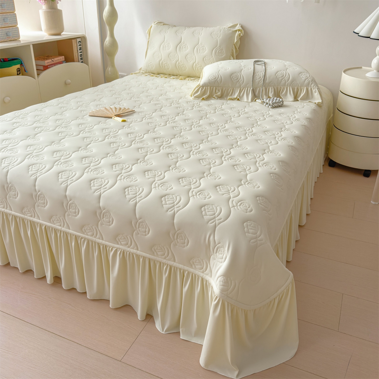 91家纺网 家纺一手货源 找家纺 雯豆家纺 【10A抗菌】2026新款氨纶凉感丝花边床裙床盖夏季冰感床罩+花边夏被四件套 氨纶花边床裙-奶黄