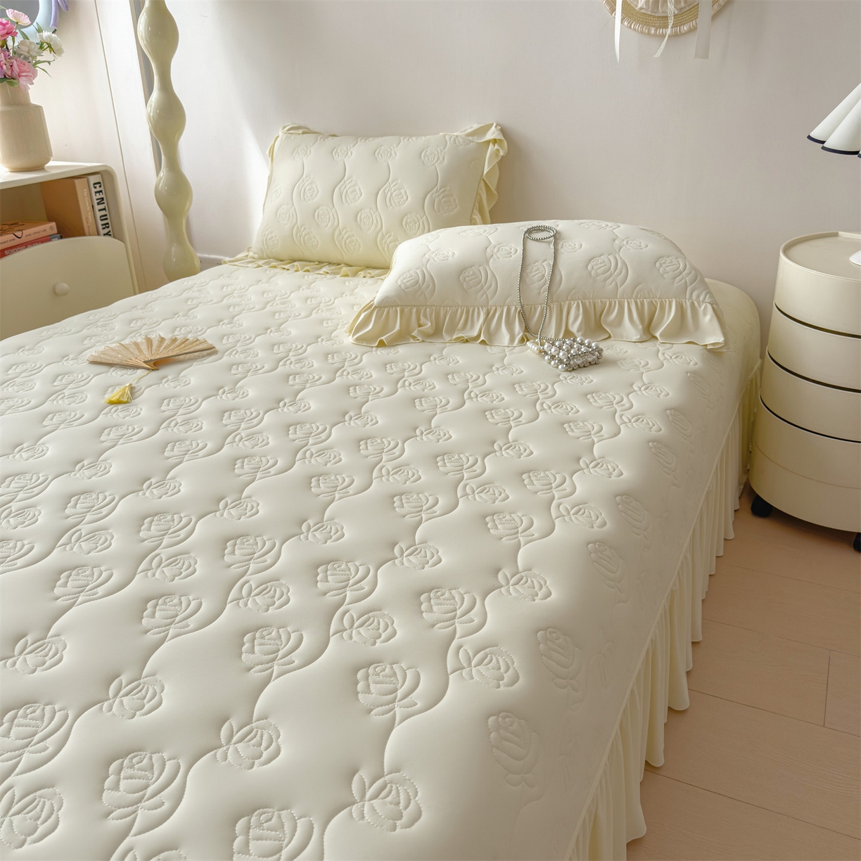 91家纺网 家纺一手货源 找家纺 雯豆家纺 【10A抗菌】2026新款氨纶凉感丝花边床裙床盖夏季冰感床罩+花边夏被四件套 氨纶花边床裙-奶黄