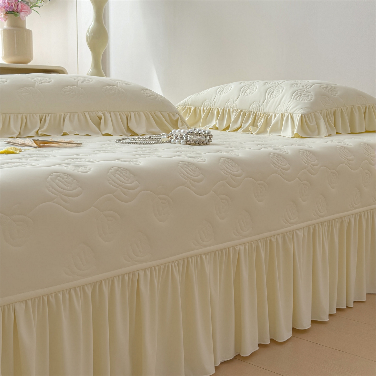 91家纺网 家纺一手货源 找家纺 雯豆家纺 【10A抗菌】2026新款氨纶凉感丝花边床裙床盖夏季冰感床罩+花边夏被四件套 氨纶花边床裙-奶黄