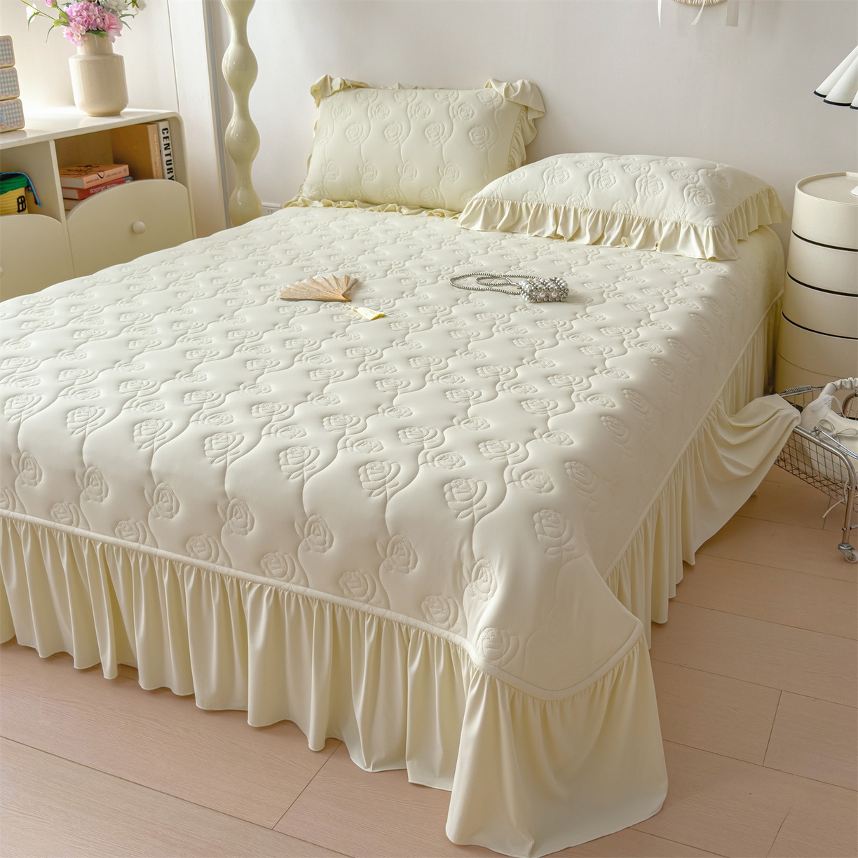 91家纺网 家纺一手货源 找家纺 雯豆家纺 【10A抗菌】2026新款氨纶凉感丝花边床裙床盖夏季冰感床罩+花边夏被四件套 氨纶花边床裙-奶黄