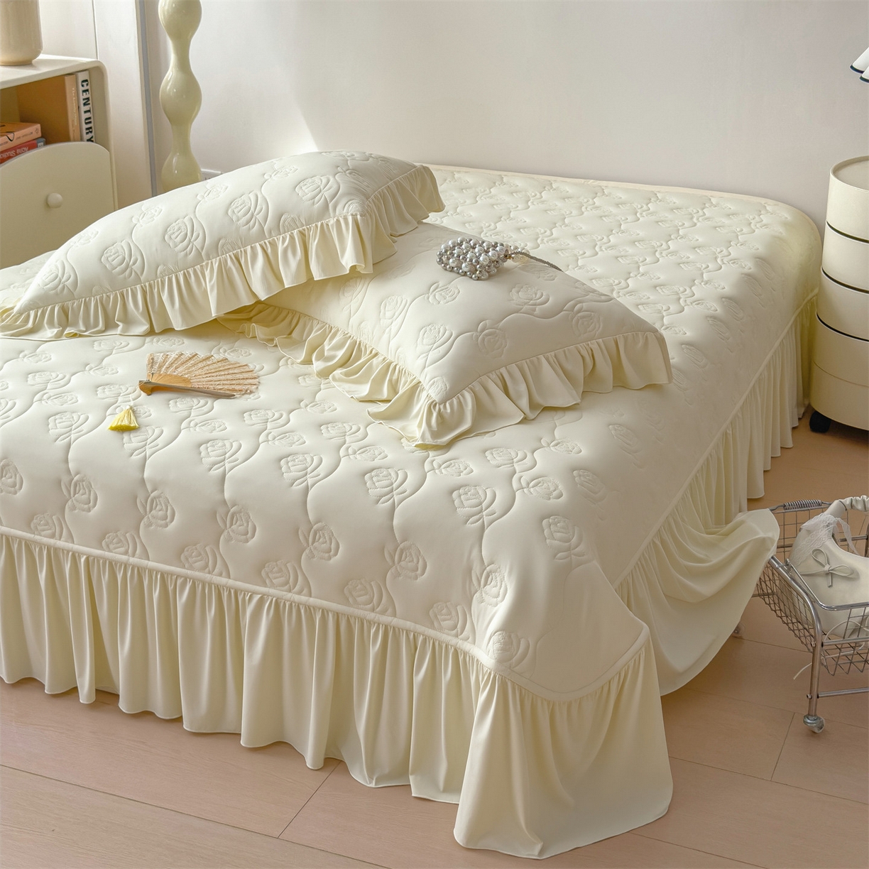 91家纺网 家纺一手货源 找家纺 雯豆家纺 【10A抗菌】2026新款氨纶凉感丝花边床裙床盖夏季冰感床罩+花边夏被四件套 氨纶花边床裙-奶黄