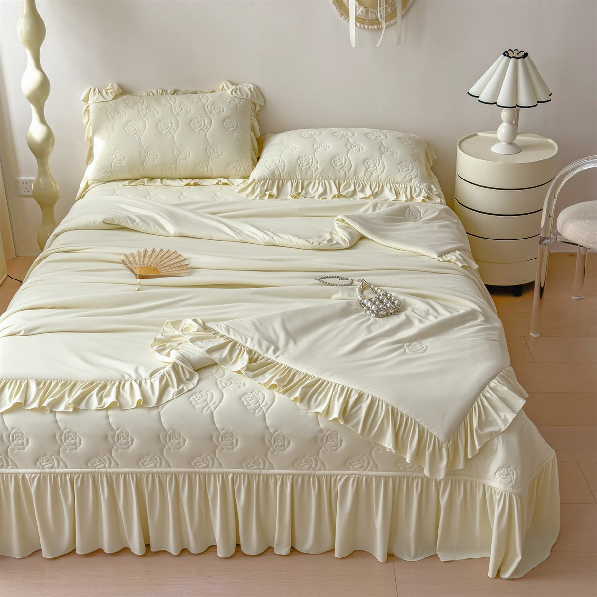 91家纺网 家纺一手货源 找家纺 雯豆家纺 【10A抗菌】2026新款氨纶凉感丝花边床裙床盖夏季冰感床罩+花边夏被四件套 氨纶花边床裙-奶黄