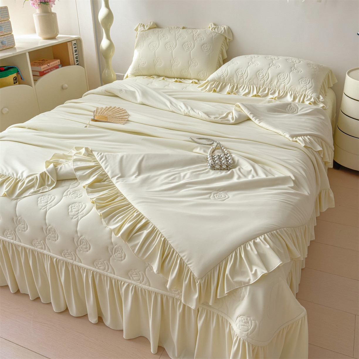 91家纺网 家纺一手货源 找家纺 雯豆家纺 【10A抗菌】2026新款氨纶凉感丝花边床裙床盖夏季冰感床罩+花边夏被四件套 氨纶花边床裙-奶黄