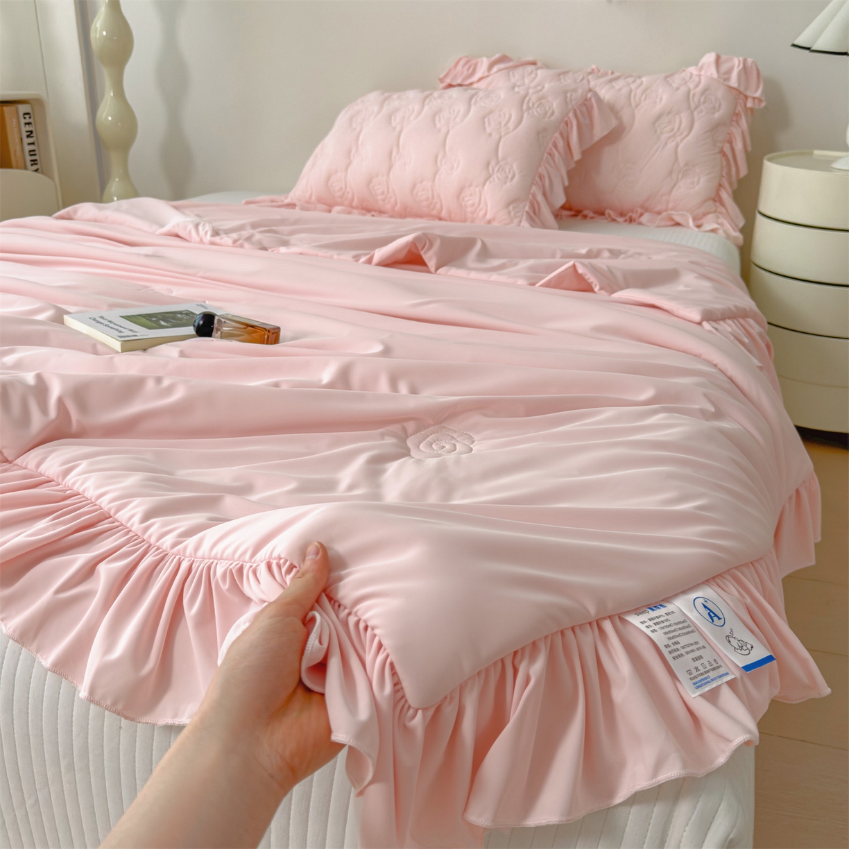 91家纺网 家纺一手货源 找家纺 雯豆家纺 【10A抗菌】2026新款氨纶凉感丝花边床裙床盖夏季冰感床罩+花边夏被四件套 氨纶花边床裙-浅粉