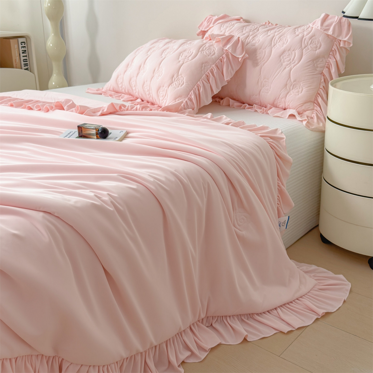 91家纺网 家纺一手货源 找家纺 雯豆家纺 【10A抗菌】2026新款氨纶凉感丝花边床裙床盖夏季冰感床罩+花边夏被四件套 氨纶花边床裙-浅粉