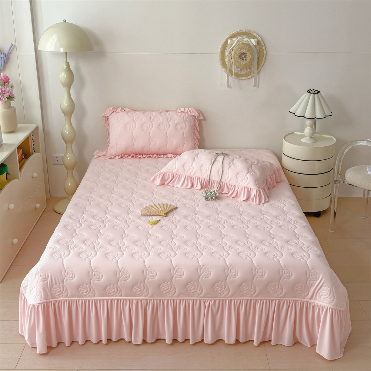 91家纺网 家纺一手货源 找家纺 雯豆家纺 【10A抗菌】2026新款氨纶凉感丝花边床裙床盖夏季冰感床罩+花边夏被四件套 氨纶花边床裙-浅粉