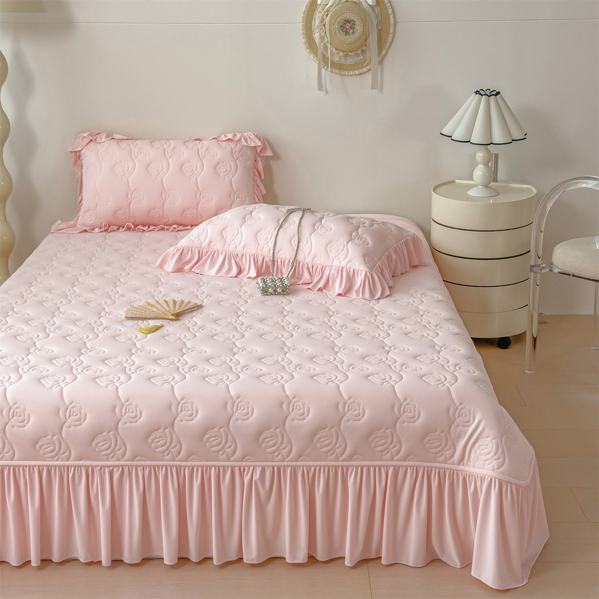 91家纺网 家纺一手货源 找家纺 雯豆家纺 【10A抗菌】2026新款氨纶凉感丝花边床裙床盖夏季冰感床罩+花边夏被四件套 氨纶花边床裙-浅粉