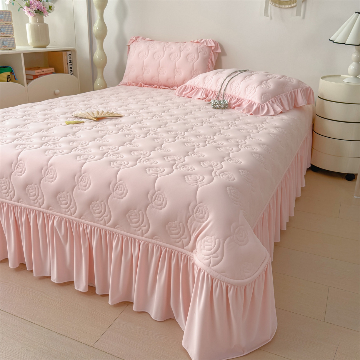 91家纺网 家纺一手货源 找家纺 雯豆家纺 【10A抗菌】2026新款氨纶凉感丝花边床裙床盖夏季冰感床罩+花边夏被四件套 氨纶花边床裙-浅粉