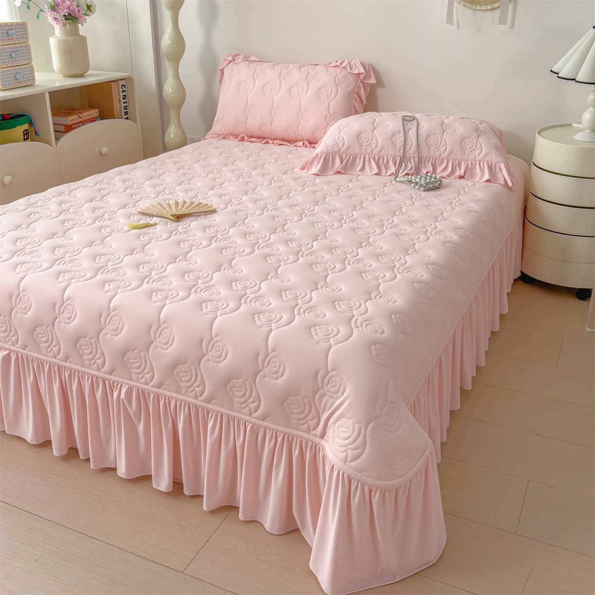 91家纺网 家纺一手货源 找家纺 雯豆家纺 【10A抗菌】2026新款氨纶凉感丝花边床裙床盖夏季冰感床罩+花边夏被四件套 氨纶花边床裙-浅粉