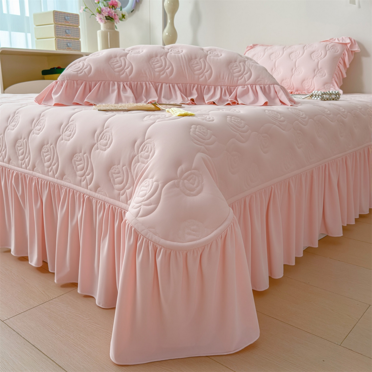 91家纺网 家纺一手货源 找家纺 雯豆家纺 【10A抗菌】2026新款氨纶凉感丝花边床裙床盖夏季冰感床罩+花边夏被四件套 氨纶花边床裙-浅粉