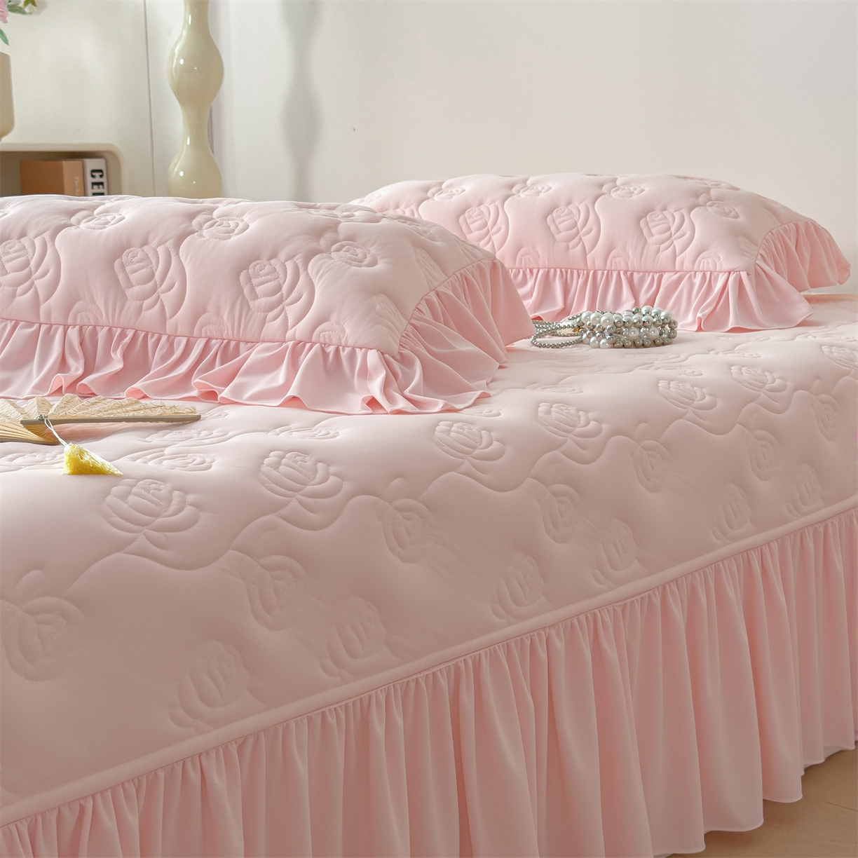 91家纺网 家纺一手货源 找家纺 雯豆家纺 【10A抗菌】2026新款氨纶凉感丝花边床裙床盖夏季冰感床罩+花边夏被四件套 氨纶花边床裙-浅粉