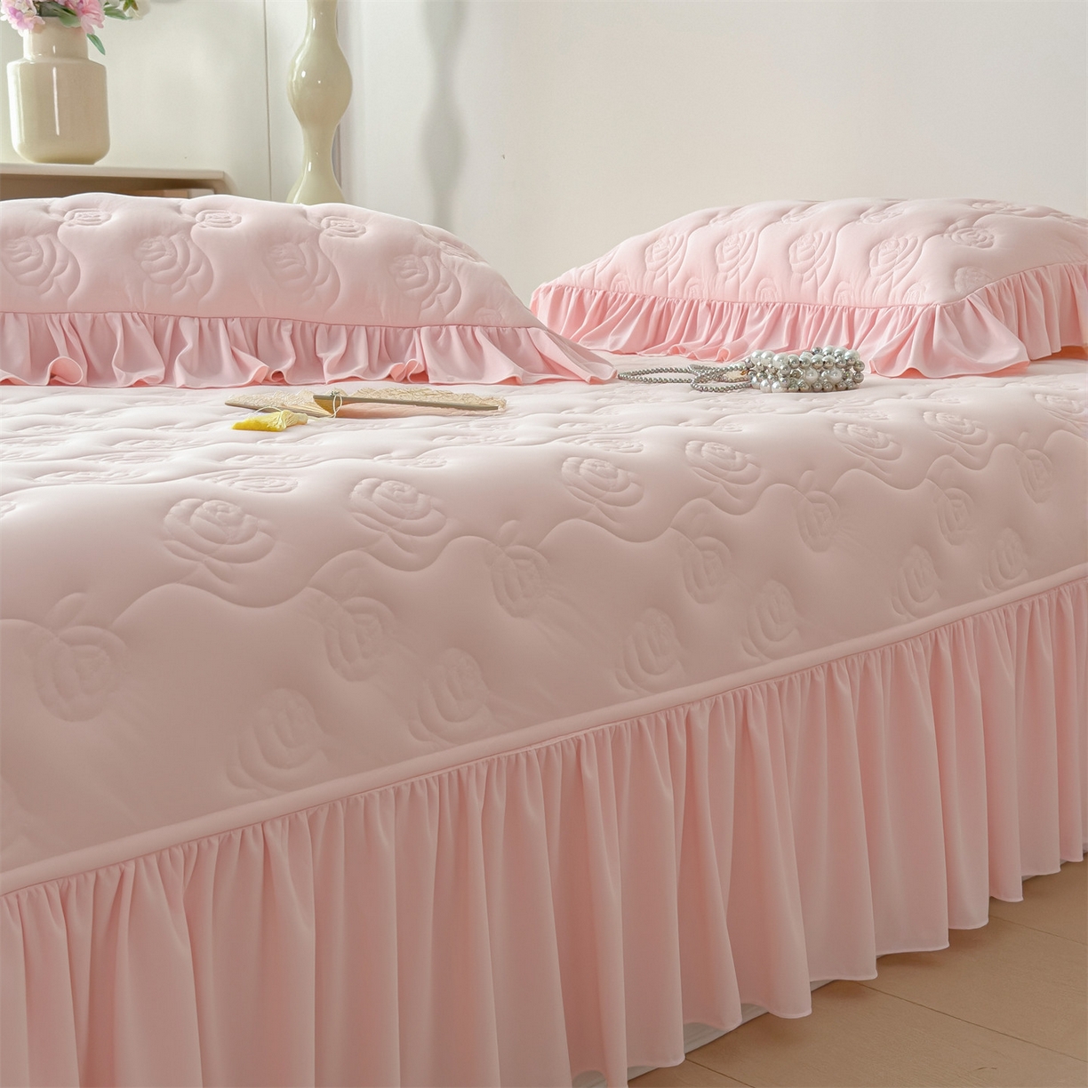 91家纺网 家纺一手货源 找家纺 雯豆家纺 【10A抗菌】2026新款氨纶凉感丝花边床裙床盖夏季冰感床罩+花边夏被四件套 氨纶花边床裙-浅粉