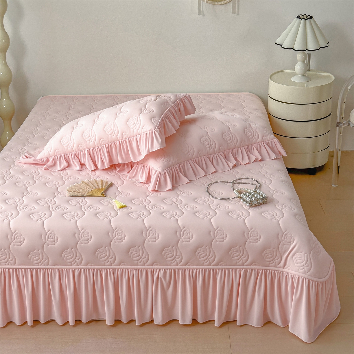 91家纺网 家纺一手货源 找家纺 雯豆家纺 【10A抗菌】2026新款氨纶凉感丝花边床裙床盖夏季冰感床罩+花边夏被四件套 氨纶花边床裙-浅粉