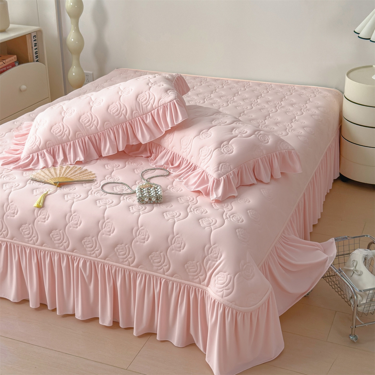 91家纺网 家纺一手货源 找家纺 雯豆家纺 【10A抗菌】2026新款氨纶凉感丝花边床裙床盖夏季冰感床罩+花边夏被四件套 氨纶花边床裙-浅粉