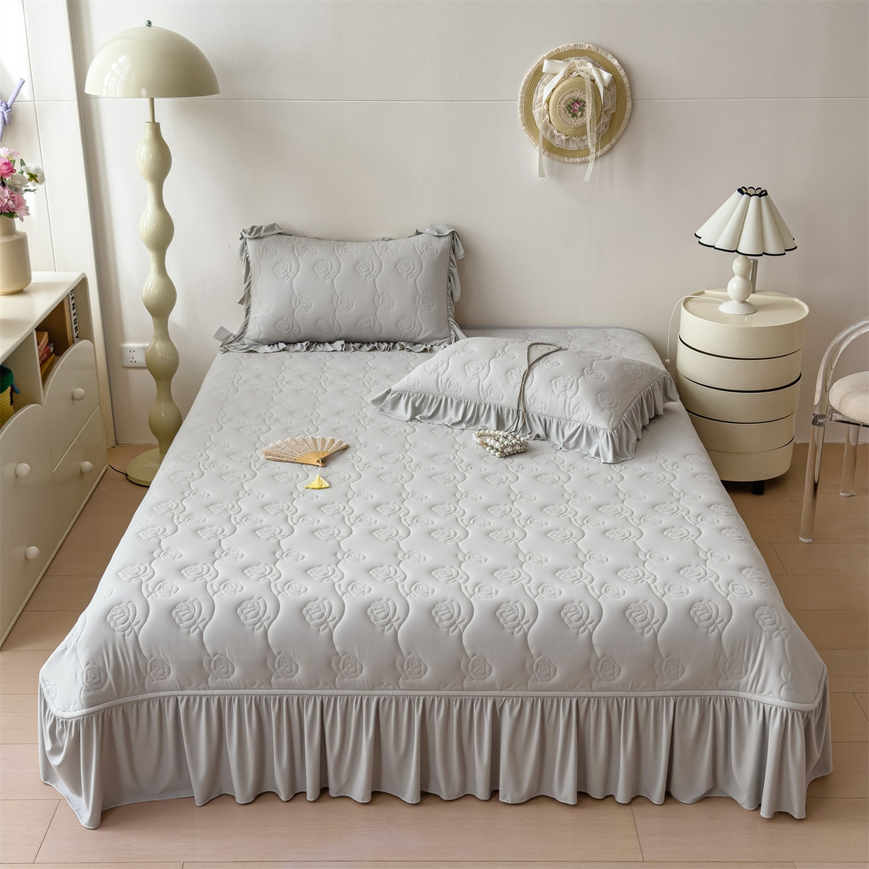 91家纺网 家纺一手货源 找家纺 雯豆家纺 【10A抗菌】2026新款氨纶凉感丝花边床裙床盖夏季冰感床罩+花边夏被四件套 氨纶花边床裙-浅灰