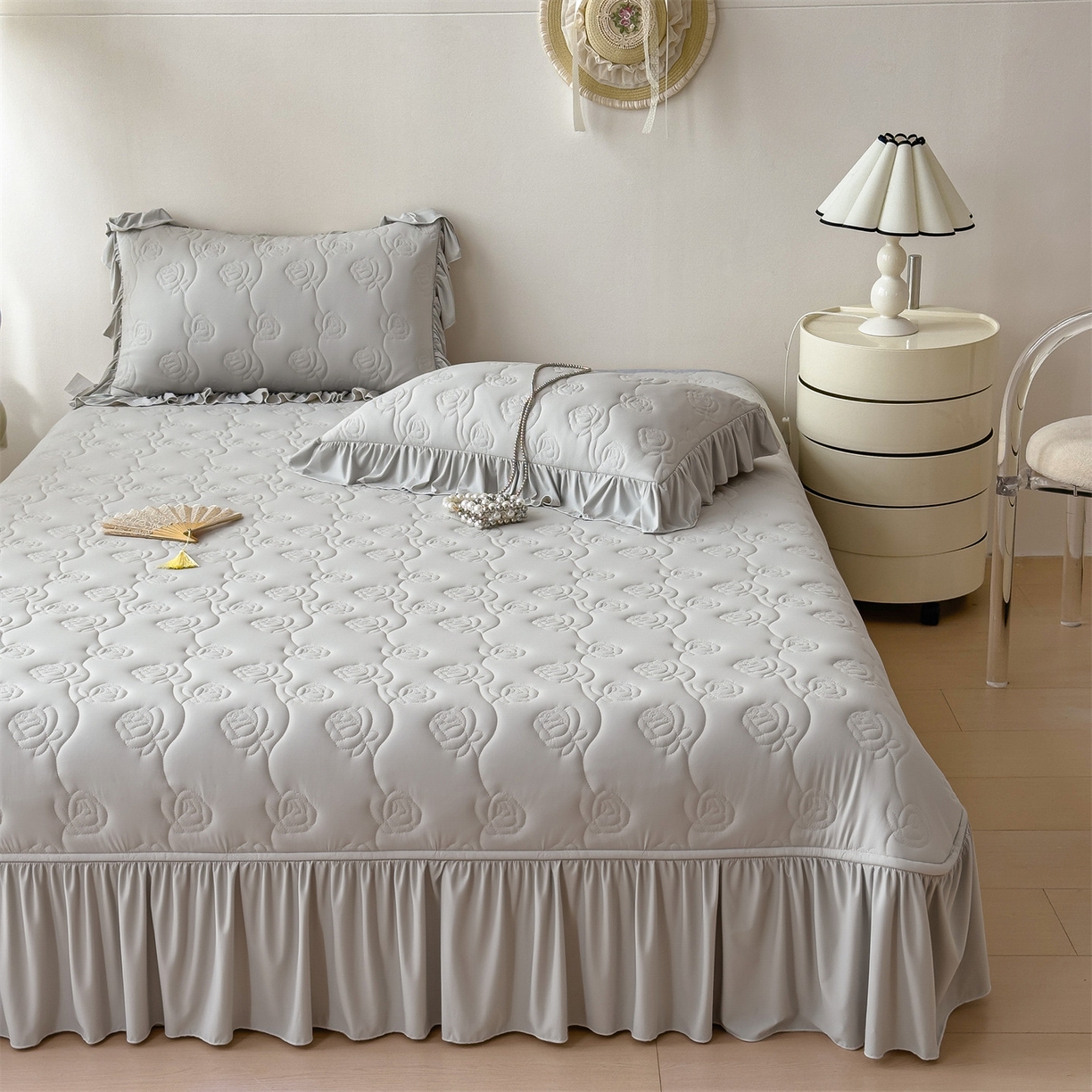 91家纺网 家纺一手货源 找家纺 雯豆家纺 【10A抗菌】2026新款氨纶凉感丝花边床裙床盖夏季冰感床罩+花边夏被四件套 氨纶花边床裙-浅灰