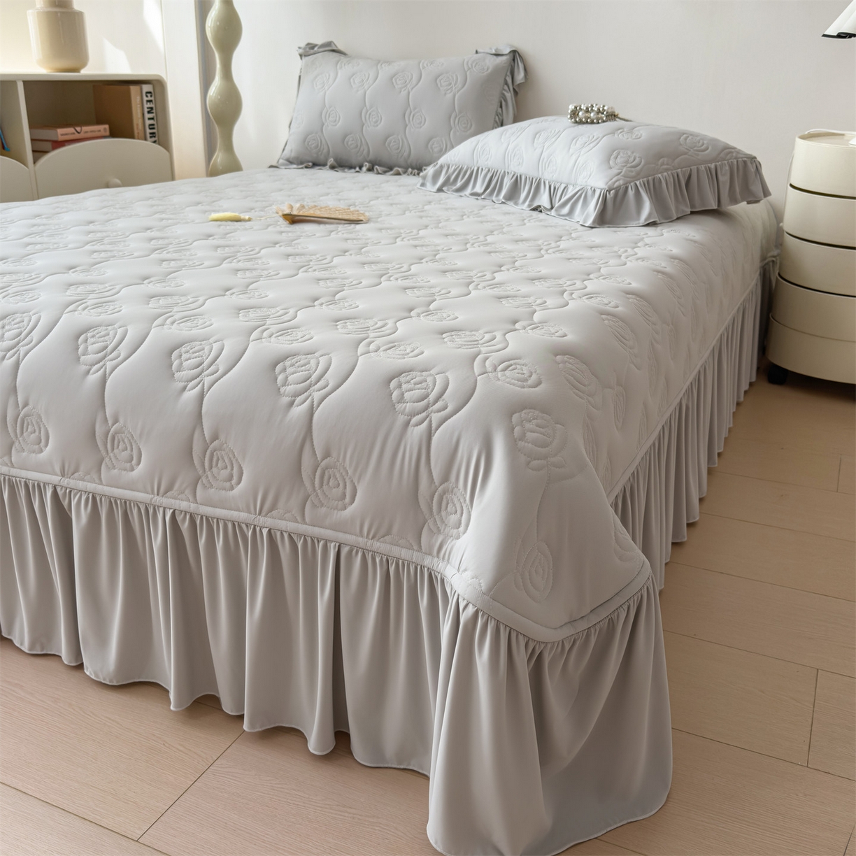 91家纺网 家纺一手货源 找家纺 雯豆家纺 【10A抗菌】2026新款氨纶凉感丝花边床裙床盖夏季冰感床罩+花边夏被四件套 氨纶花边床裙-浅灰