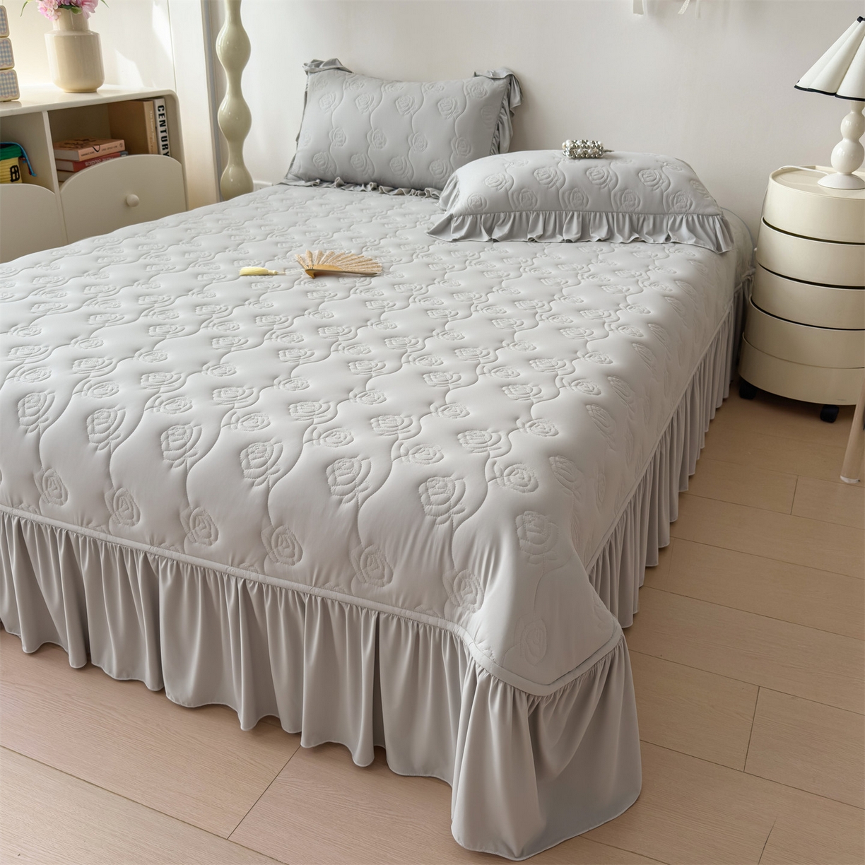 91家纺网 家纺一手货源 找家纺 雯豆家纺 【10A抗菌】2026新款氨纶凉感丝花边床裙床盖夏季冰感床罩+花边夏被四件套 氨纶花边床裙-浅灰