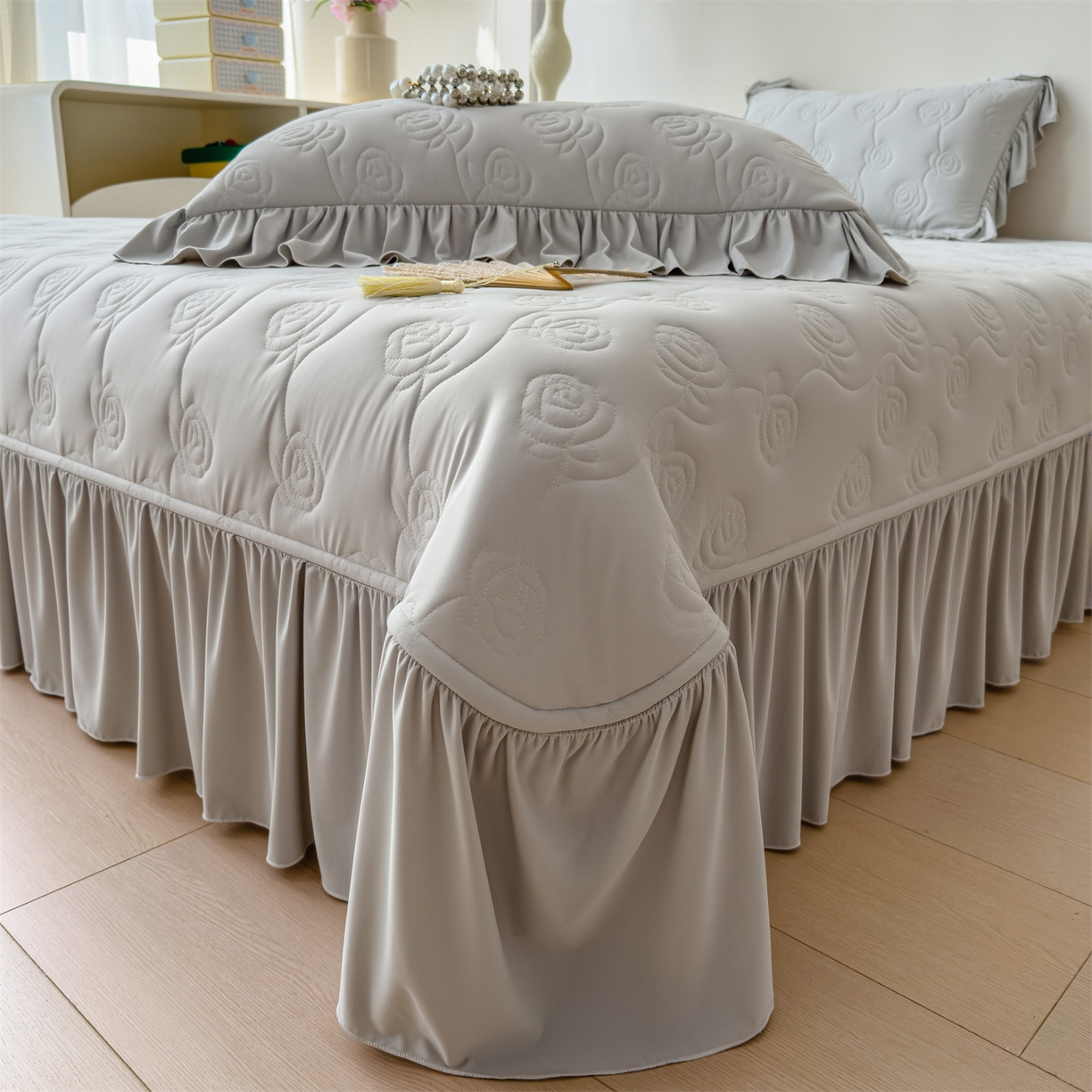 91家纺网 家纺一手货源 找家纺 雯豆家纺 【10A抗菌】2026新款氨纶凉感丝花边床裙床盖夏季冰感床罩+花边夏被四件套 氨纶花边床裙-浅灰