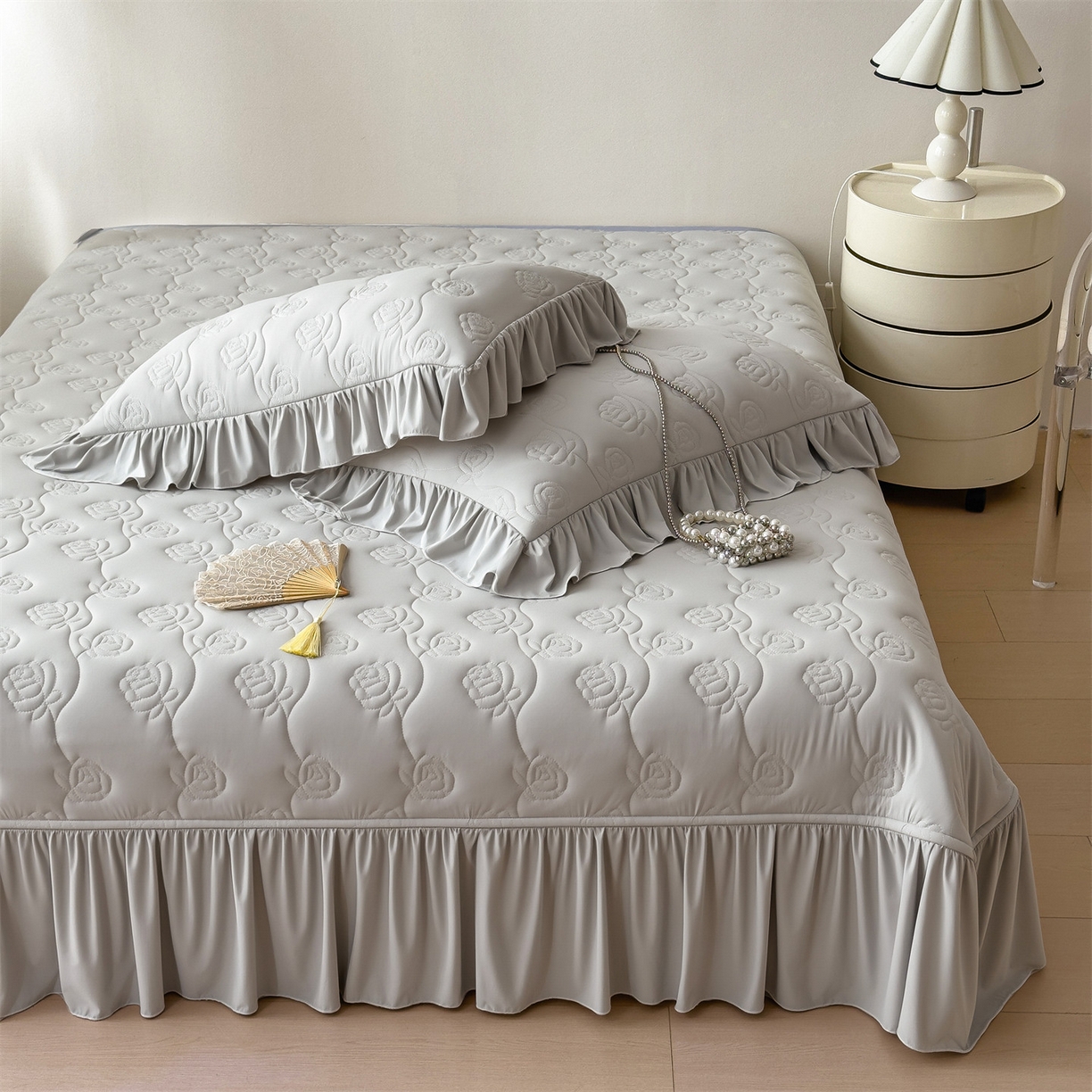 91家纺网 家纺一手货源 找家纺 雯豆家纺 【10A抗菌】2026新款氨纶凉感丝花边床裙床盖夏季冰感床罩+花边夏被四件套 氨纶花边床裙-浅灰