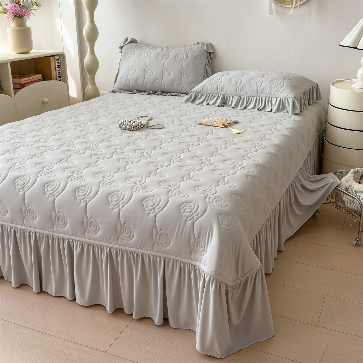 91家纺网 家纺一手货源 找家纺 雯豆家纺 【10A抗菌】2026新款氨纶凉感丝花边床裙床盖夏季冰感床罩+花边夏被四件套 氨纶花边床裙-浅灰