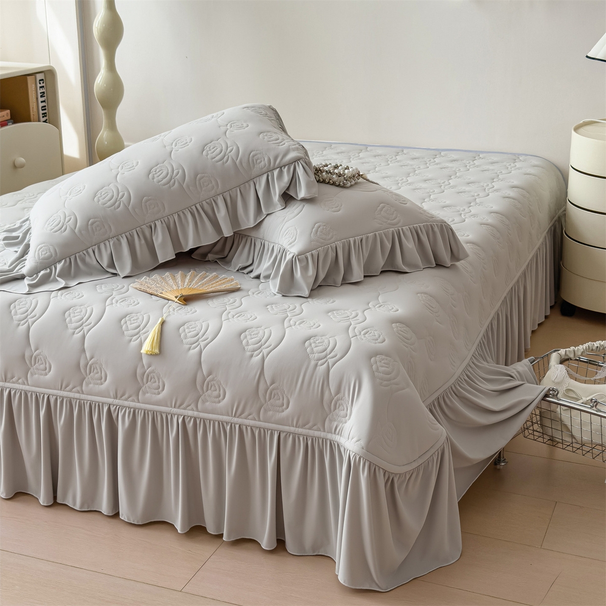 91家纺网 家纺一手货源 找家纺 雯豆家纺 【10A抗菌】2026新款氨纶凉感丝花边床裙床盖夏季冰感床罩+花边夏被四件套 氨纶花边床裙-浅灰