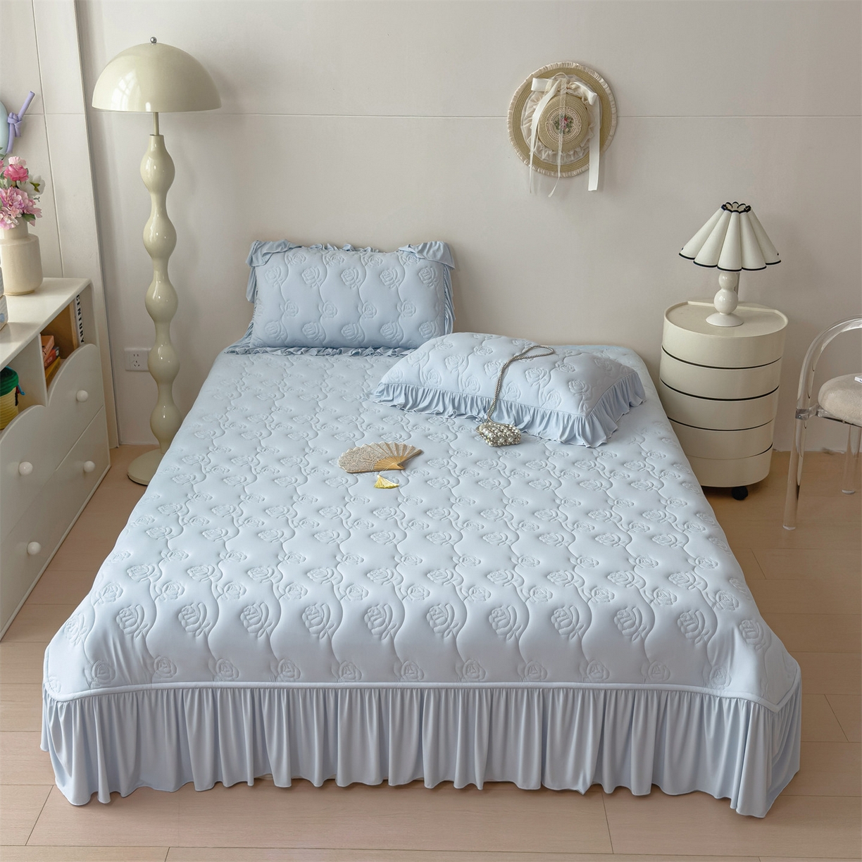 91家纺网 家纺一手货源 找家纺 雯豆家纺 【10A抗菌】2026新款氨纶凉感丝花边床裙床盖夏季冰感床罩+花边夏被四件套 氨纶花边床裙-水蓝