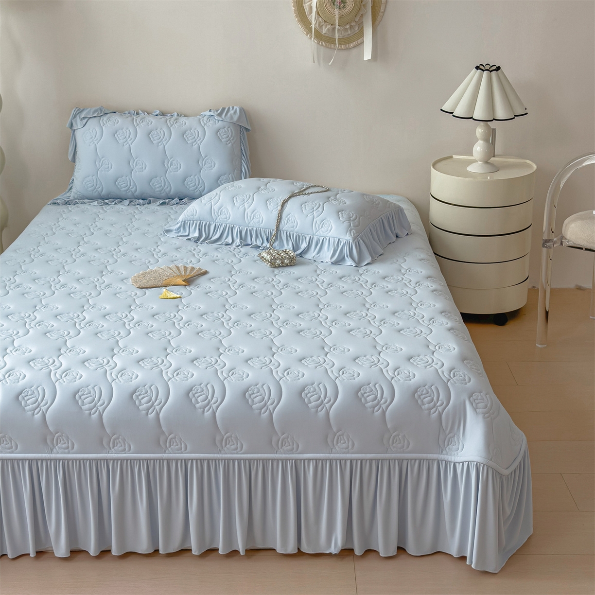 91家纺网 家纺一手货源 找家纺 雯豆家纺 【10A抗菌】2026新款氨纶凉感丝花边床裙床盖夏季冰感床罩+花边夏被四件套 氨纶花边床裙-水蓝