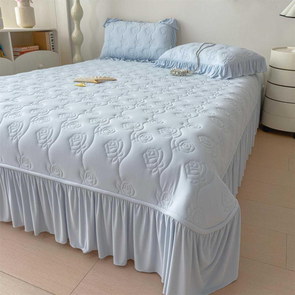 91家纺网 家纺一手货源 找家纺 雯豆家纺 【10A抗菌】2026新款氨纶凉感丝花边床裙床盖夏季冰感床罩+花边夏被四件套 氨纶花边床裙-水蓝